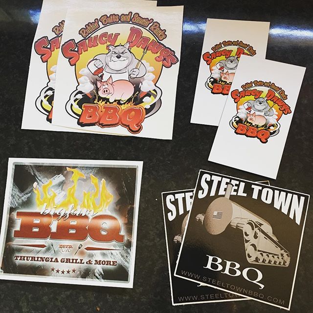 STICKER LOVE from @saucydawgsbbq @bigfambbq & @steeltownbbq - cheers crew.. straight to the ‘Que Wall of Fame’ they go !! 🏻