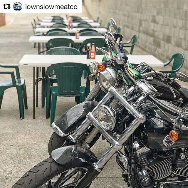 My old girl.. parked up beside the bosses new girl @lownslowmeatco - come along and park yours up during one of our amazing lunch time services.. we love bikes & BBQ.. 🏻🏻🏻