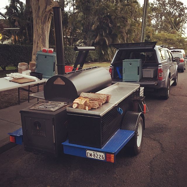 Setting up the @lownslowmeatco traveling @radarhillsmokers trailer for a nice little private catering job in Holland Park.. a great way to finish the day after a decent lunch time service back at the factory !! 🏻🏻🏻