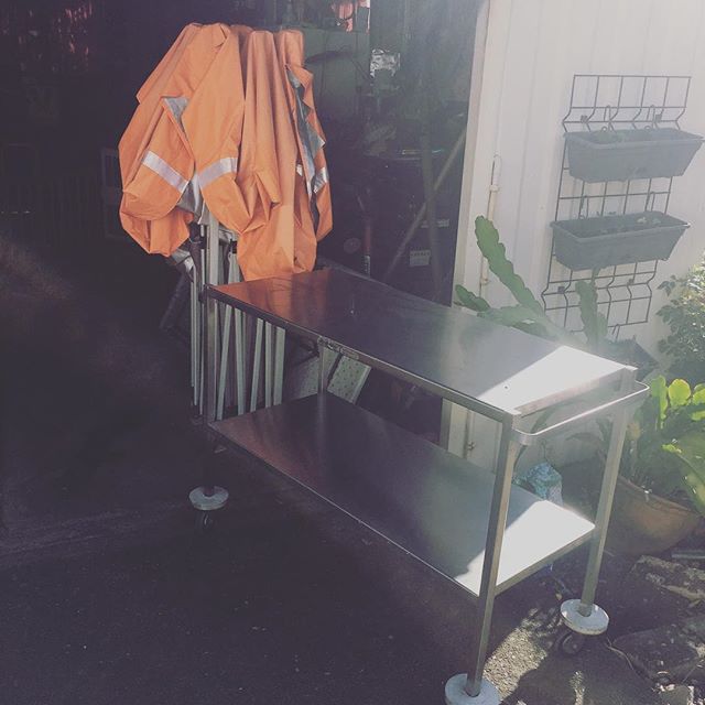 My neighbor dropped off this kick arse stainless bench on wheels this morning.. a few days ago.. he dropped off that 3x3m Oztrail Marquee (Perfect for my driveway smoke ups).. plus a heap of other kitchen gear.. spices, rubber gloves, fire extinguishers, fire blankets, storage containers ! Cheers for great neighbors.. thanks Mark & Nathan 🏻🏻🏻