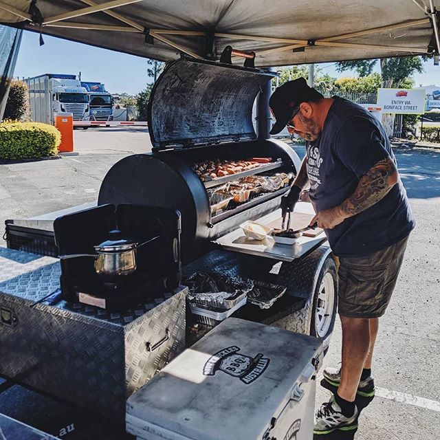 #Repost @amateurcarnivore・・・Tuckshop day at work feat @bareknucklesbbq these guys do a killer bbq! .......#amazing #foodie #foodlover #brisket #amateurcarnivore #americanbbq #offsetsmoker #ironbark #bareknucklesbbq #cookingram #cook #cooking #catering