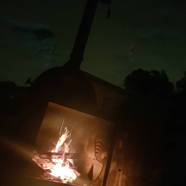 Those early morning feels.. kicking off the fire.. ready to rub some meat and load.. then sit back and wait.. oh.. and load ironbark occasionally.. lol.. #nopelletfedfireshere #nogassers #traditional #doingitright #theproofisinthetasting