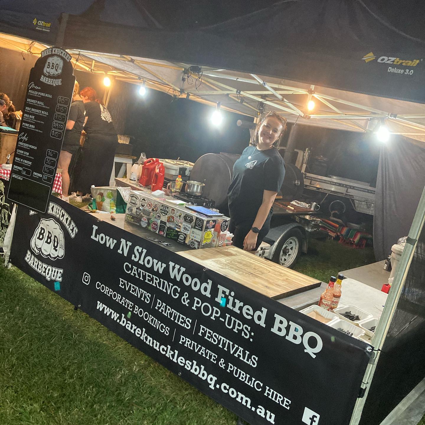 Massive night feeding the crew at the Marshall Rd State School Movie night.,! We decided to add a second part to the stall because we aren’t challenged enough with running the Smokehouse and Trailer at the same no.. no., we decided to do chips, hotdogs, loaded fries and loaded nachos as well !?!? Man., we learnt a big lesson on this adventure.. chips at a school gathering.. insane uptake.. it had us in a spin !? Big thanks to our mates at @master_hire for powering us thru the night ! 🏻 - ohhh.. those damn chips !? (I’ll need six fryers to attempt that again next time !? 🤪 Wow !!!!