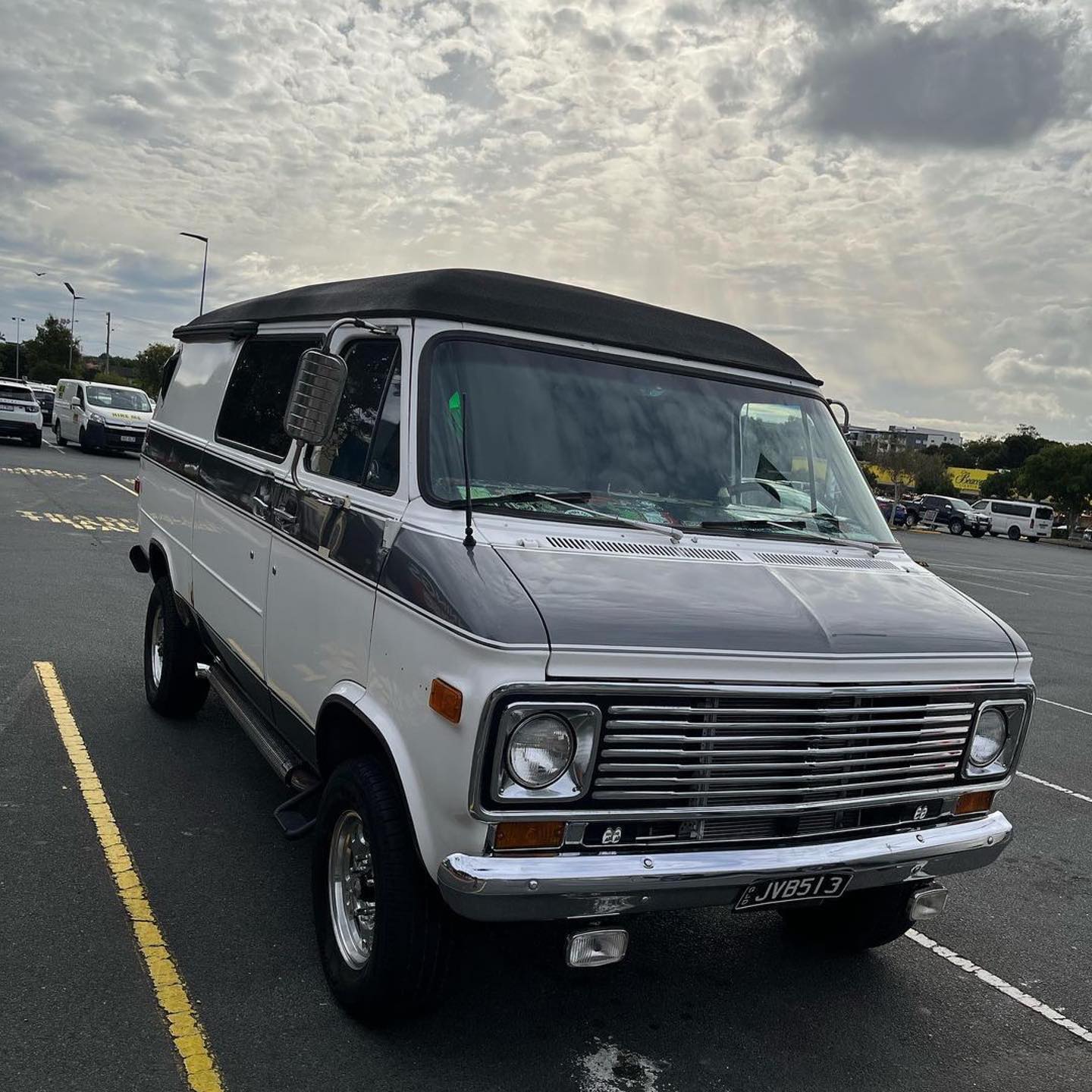 Just got my girl @theknucktruck back from Justin @smp.automotive (he also did the amazing resto on our ‘94 Hilux Shop Ute !) - he always does such a killer job…Thanks bud.! 🏻 - for anyone playing along., look back on old photos and see the rust stains in the paint and pipes.. roofline, etc.. to say I’m happy.. Is an understatement