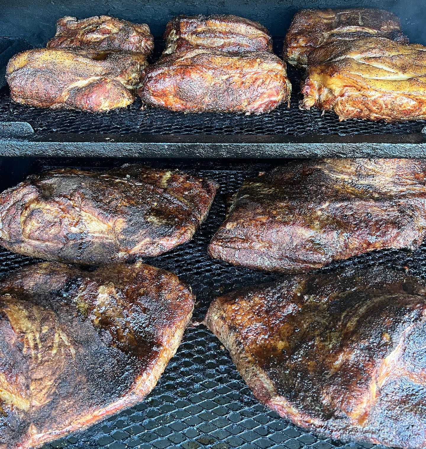 In the smoker today and in your stomachs tonight! Back open from 5pm to serve you BBQ! See you all soon 🏽